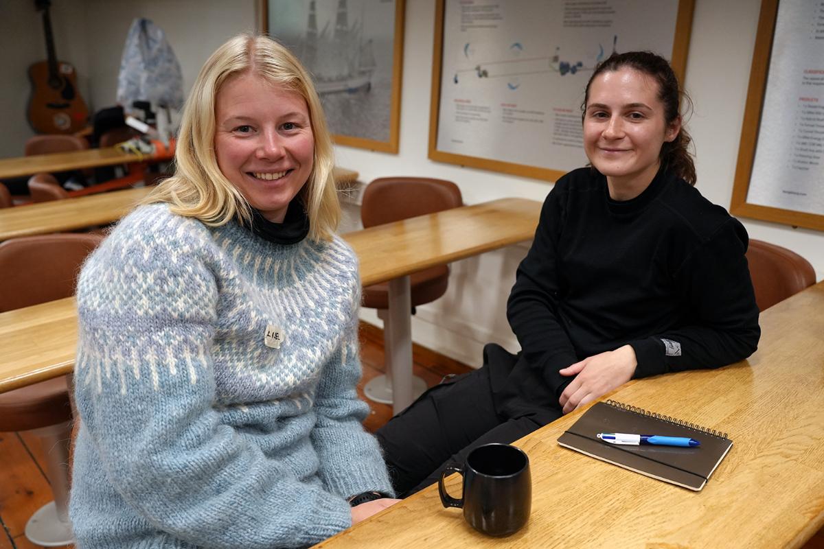 To kvinner ved siden av hverandre